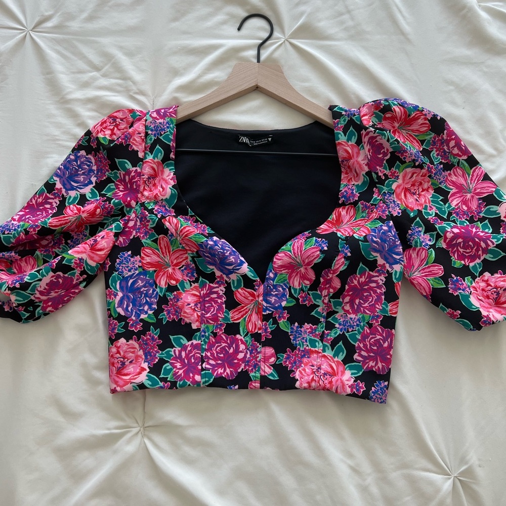 ZARA-Cropped Floral Blouse black multi color in size M.